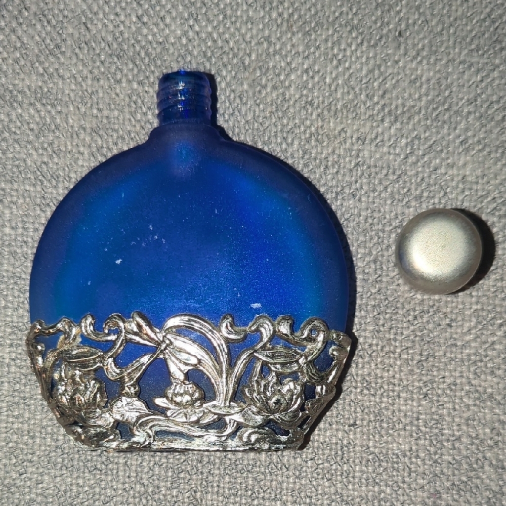 Blue Vases with Silver Detailing - Picture 3 of 9